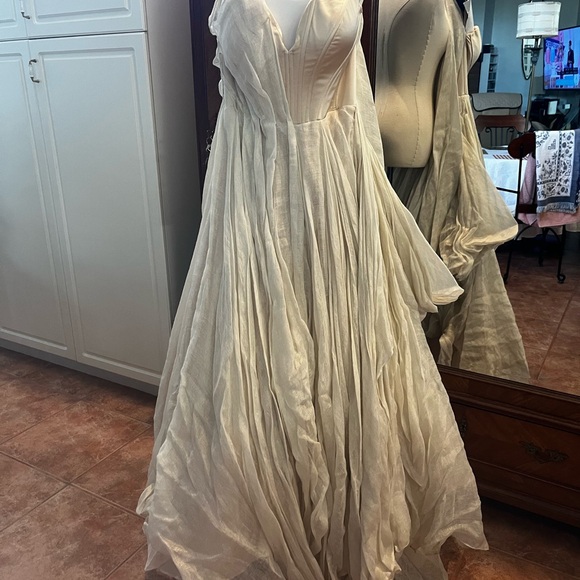 Carol Hannah Senara gown size 6. Layers of linen in shades of pink and cream - Picture 14 of 16